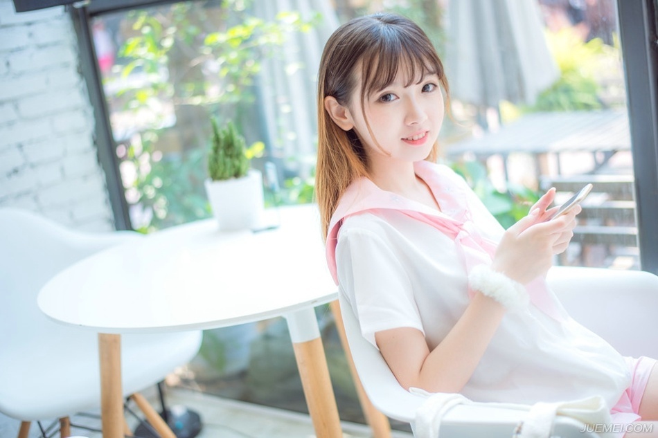 “让人进去探营，告诉他们，找到什么东西，都是他们的。”庞德皱了皱眉，挥手道，这条命令，自然是针对西域胡兵而下的。